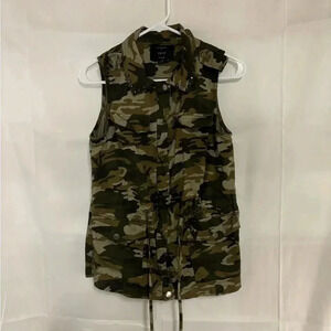 Womens size small camo vest, #A643